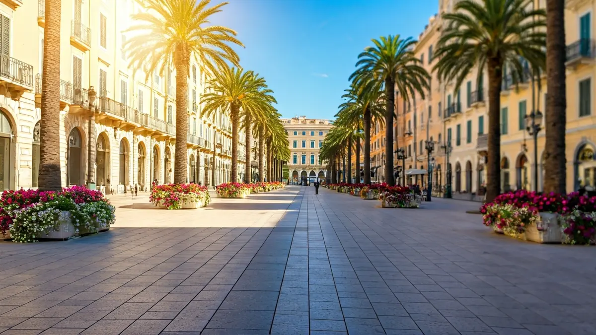 Imatge de l'avinguda de Dénia en Alacant, amb palmeres i flors de temporada, preparada per a la Peregrina de Santa Faç.