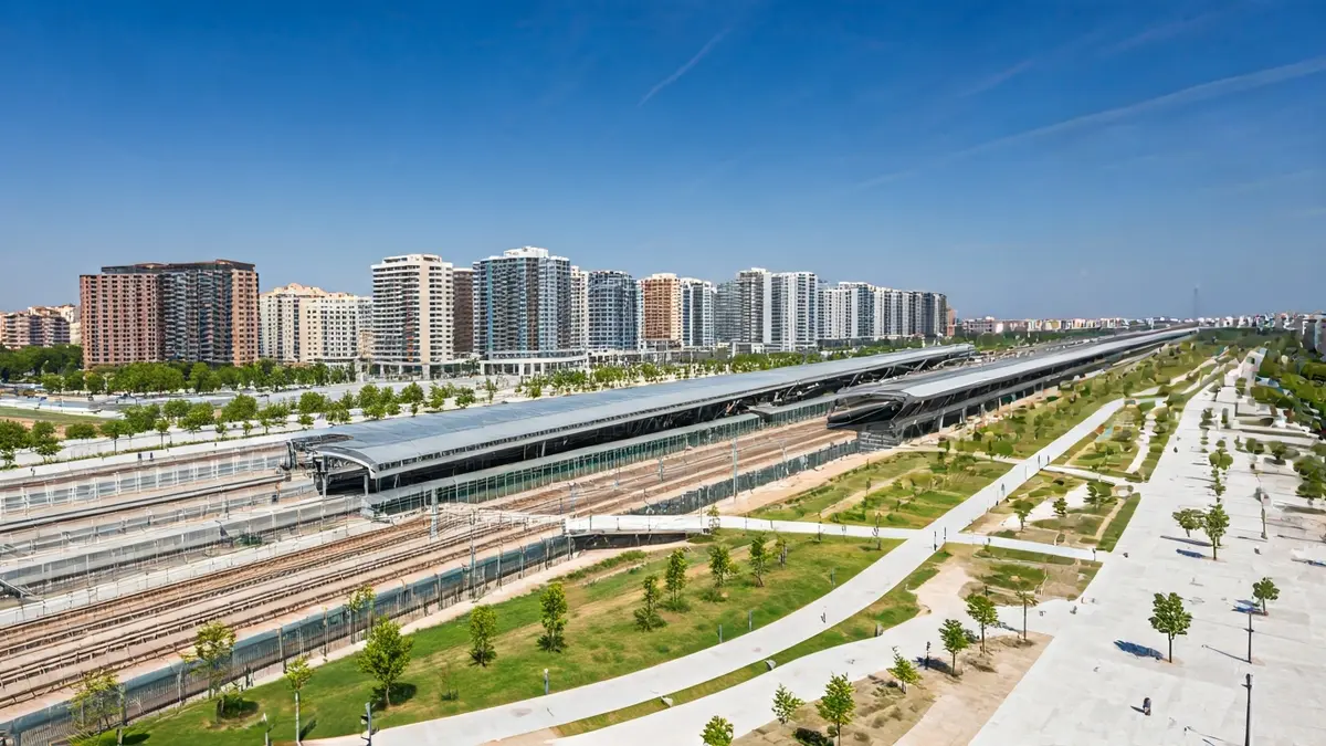 Imatge aèria del futur Parc Central d'Alacant, mostrant zones verdes i infraestructures urbanes.