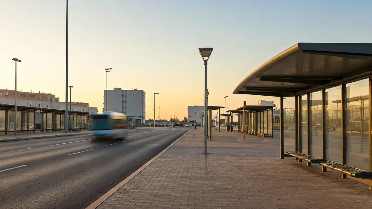 Imagen genérica de una parada de autobús en un polígono industrial al amanecer.