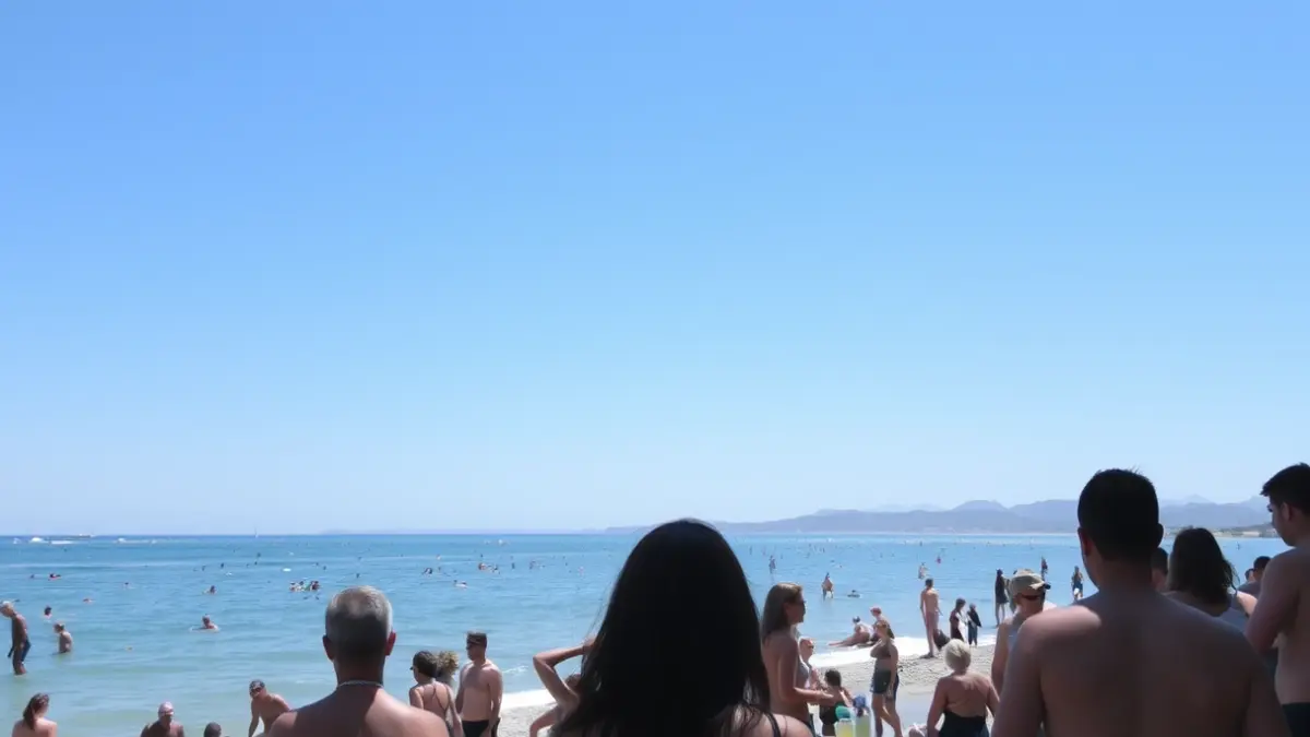 Imatge genèrica de gent en una platja valenciana gaudint del bon oratge.