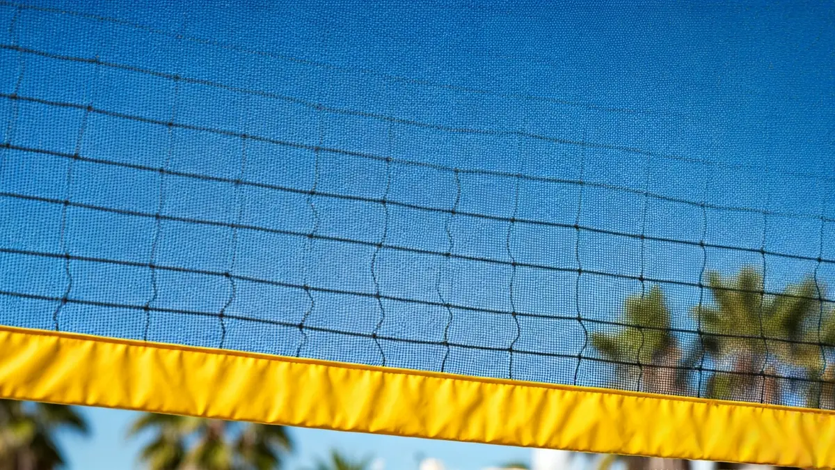 Imagen genérica de una red de voleibol playa bajo un cielo azul.