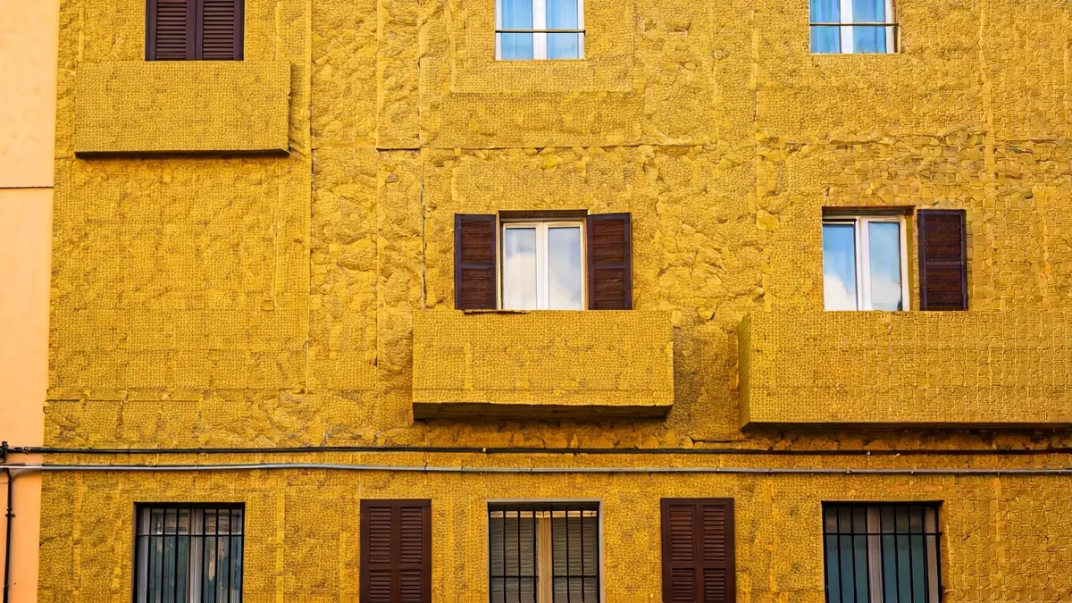 Image of a renovated facade with thermal insulation on a building in Picanya.