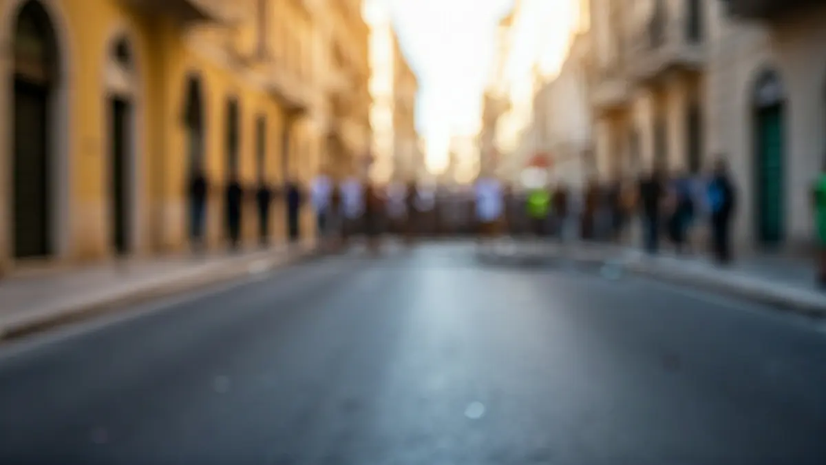 Imagen genérica de una escena callejera con restos de escombros, sugiriendo un altercado.