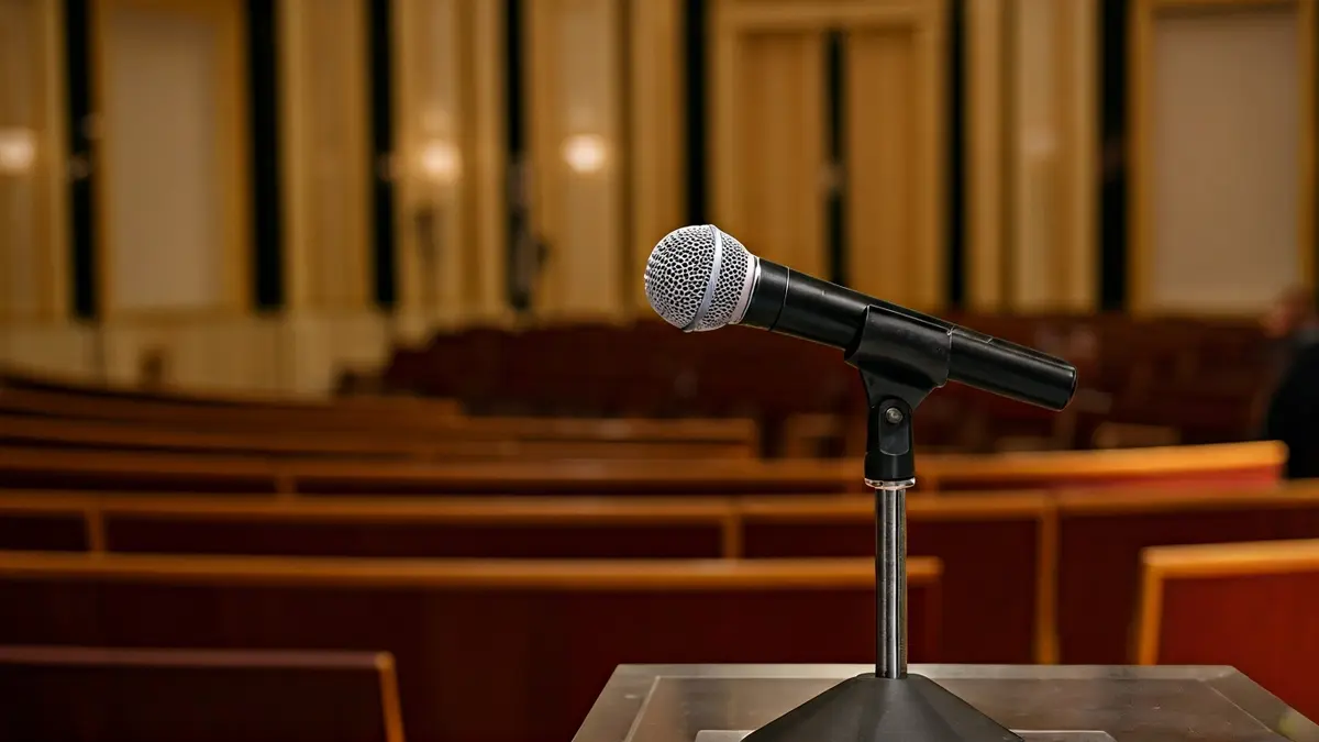 Imatge genèrica d'un micròfon en un faristol, simbolitzant un esdeveniment cultural o una reivindicació.