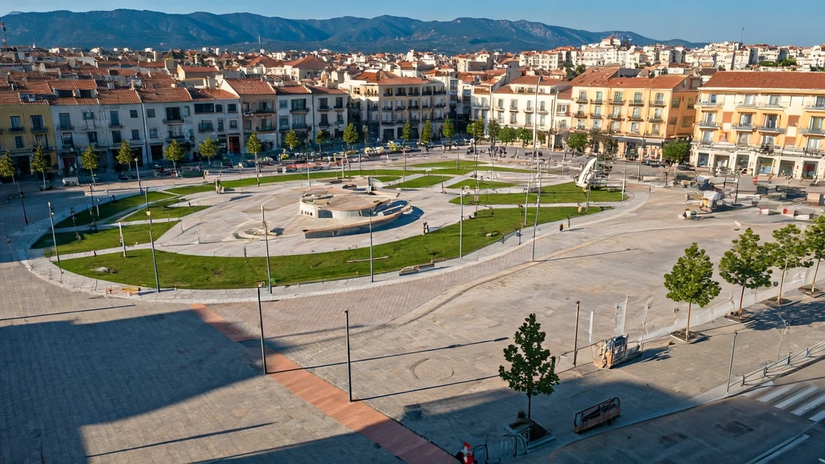 Imatge aèria d'una plaça en remodelació amb paviments permeables i zones verdes.