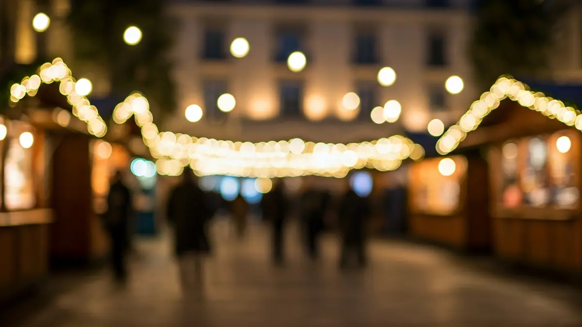 Imatge genèrica d'una fira de Nadal amb casetes de fusta i llums càlides.