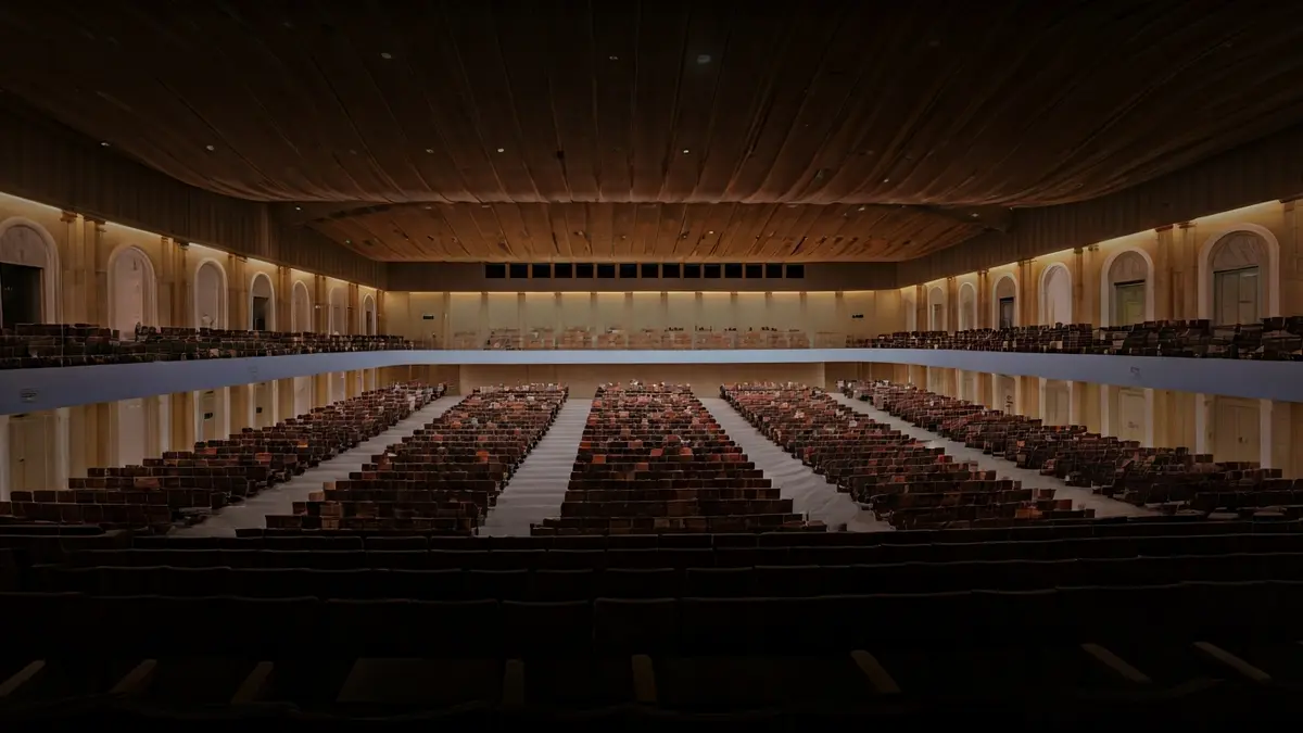 Imagen de un espacio cultural moderno y multifuncional con iluminación dinámica.