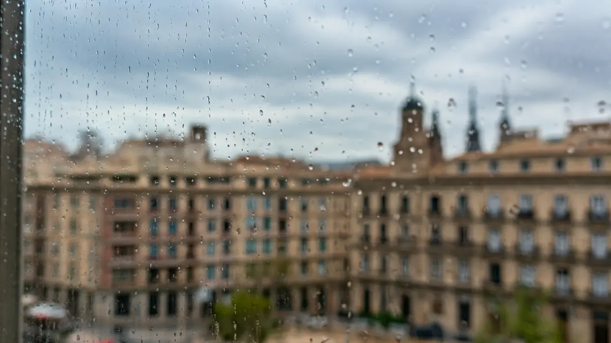 Imagen genérica de València bajo un cielo nublado y lluvioso.