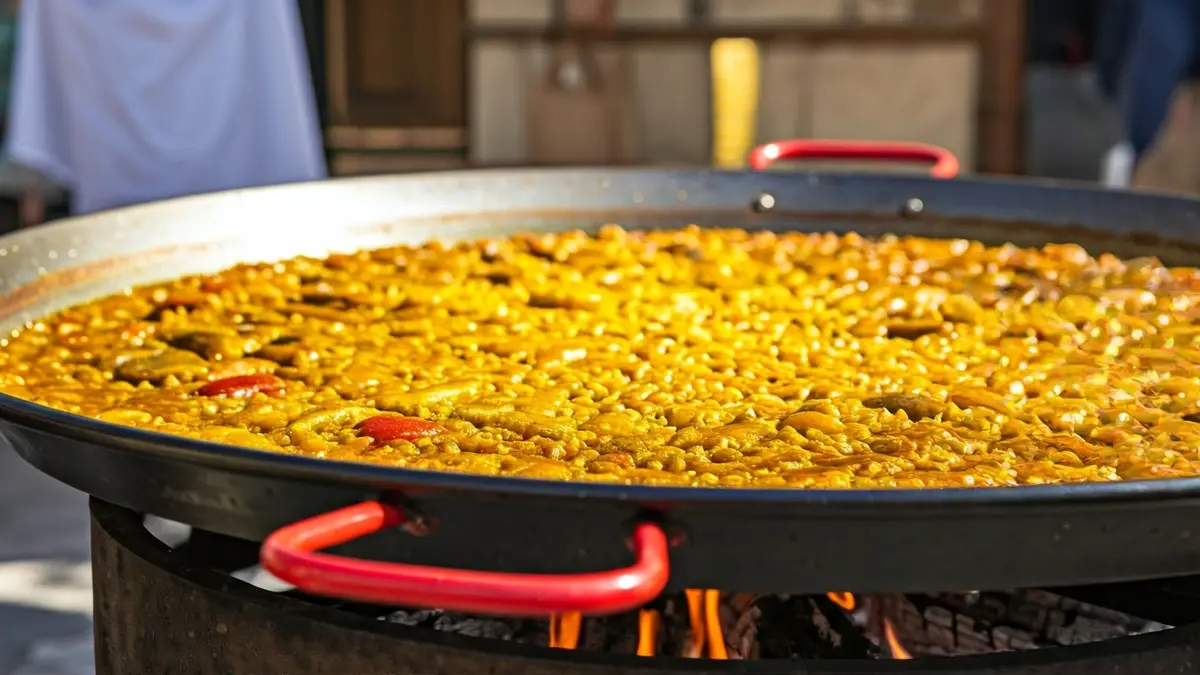 Imagen genérica de una paella valenciana cocinándose en una paella grande.