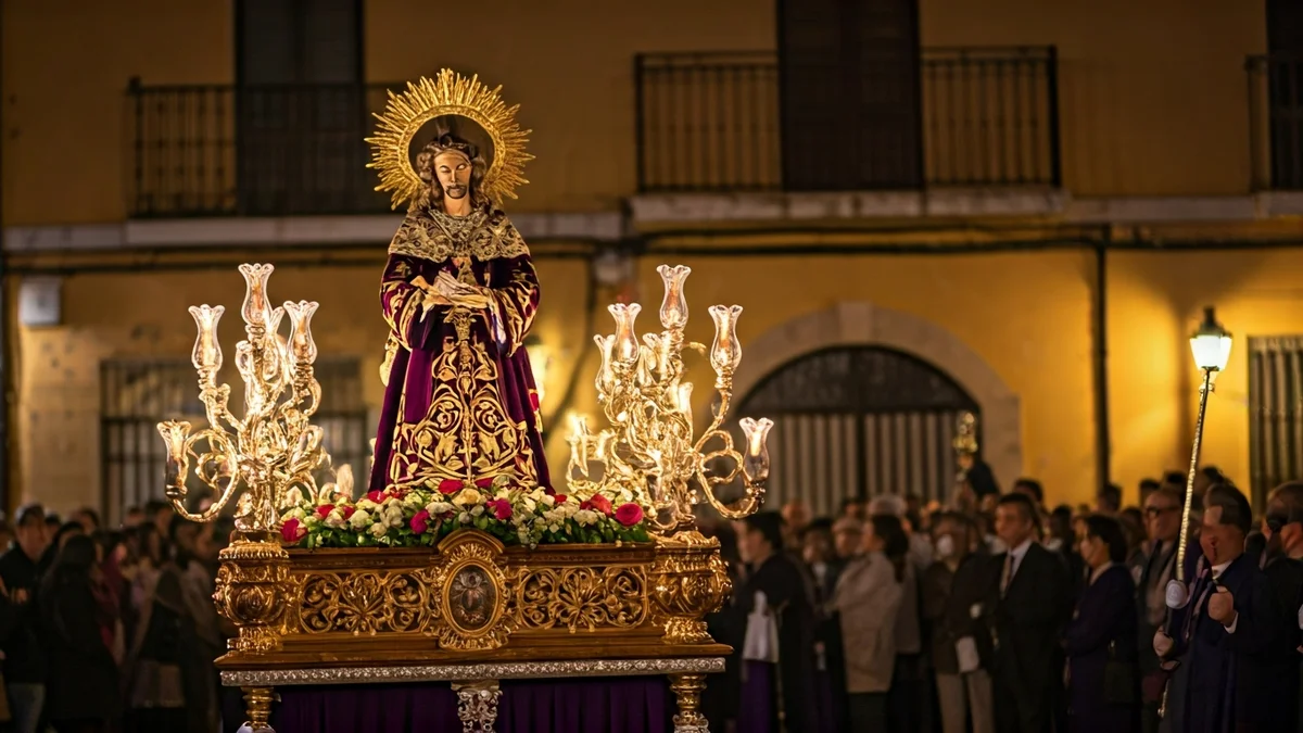 Imatge d'una processó religiosa amb figures borroses i confeti a terra.