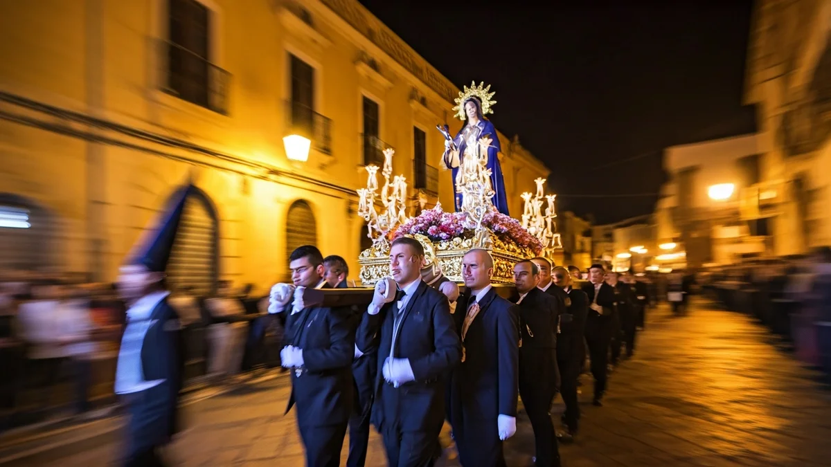 Imatge genèrica d'una processó religiosa nocturna en una ciutat mediterrània.
