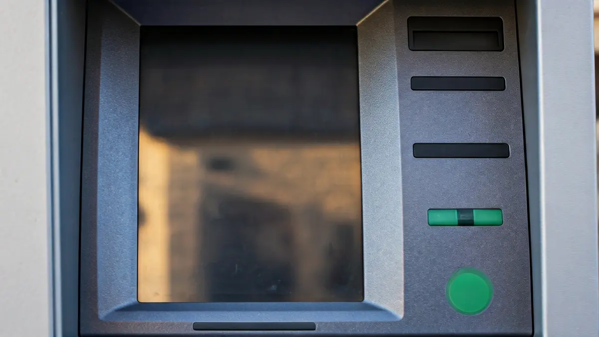 Imatge genèrica d'un caixer automàtic buit en un entorn rural.