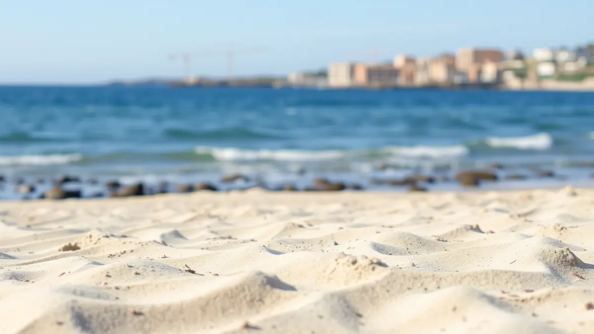 Imatge de les obres de regeneració en una platja de la Comunitat Valenciana, amb arena i el mar de fons.