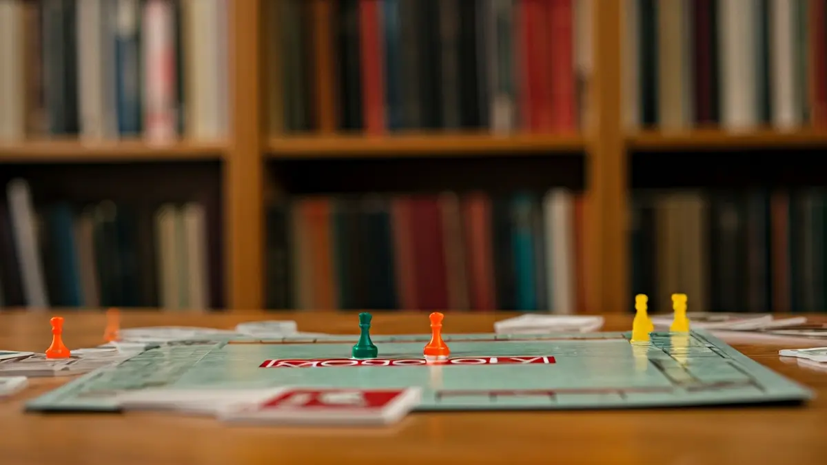 Imatge genèrica d'un tauler de Monopoly amb fitxes i cartes de propietat.