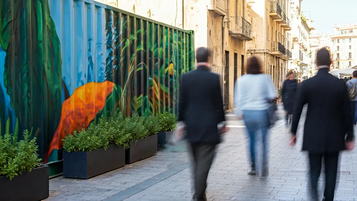 Image of a pruning container decorated with artistic murals in a street in Dénia, featuring vegetal motifs and symbolic elements of the city.