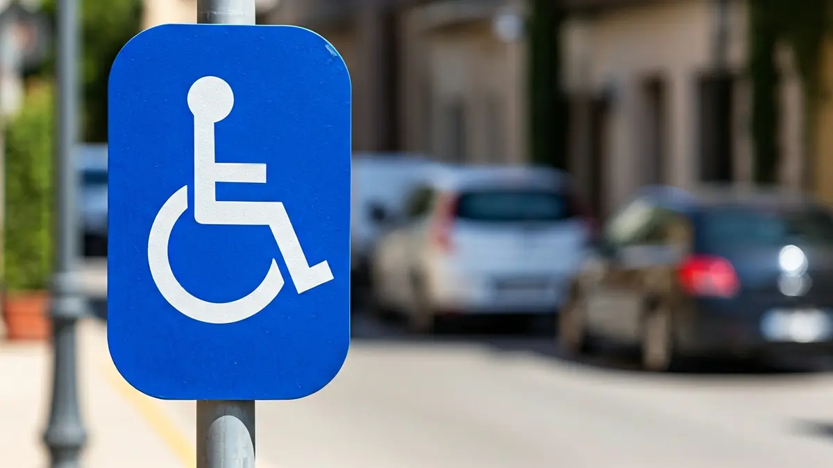 Imagen genérica de una señal de tráfico de movilidad reducida.