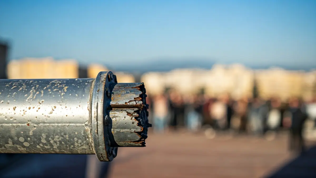 Imagen de una tubería de gas cortada en una azotea urbana.