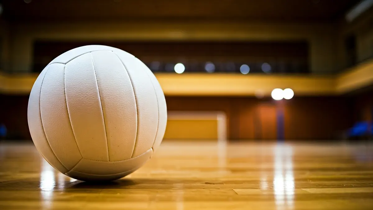 Imagen genérica de un balón de voleibol en una cancha.