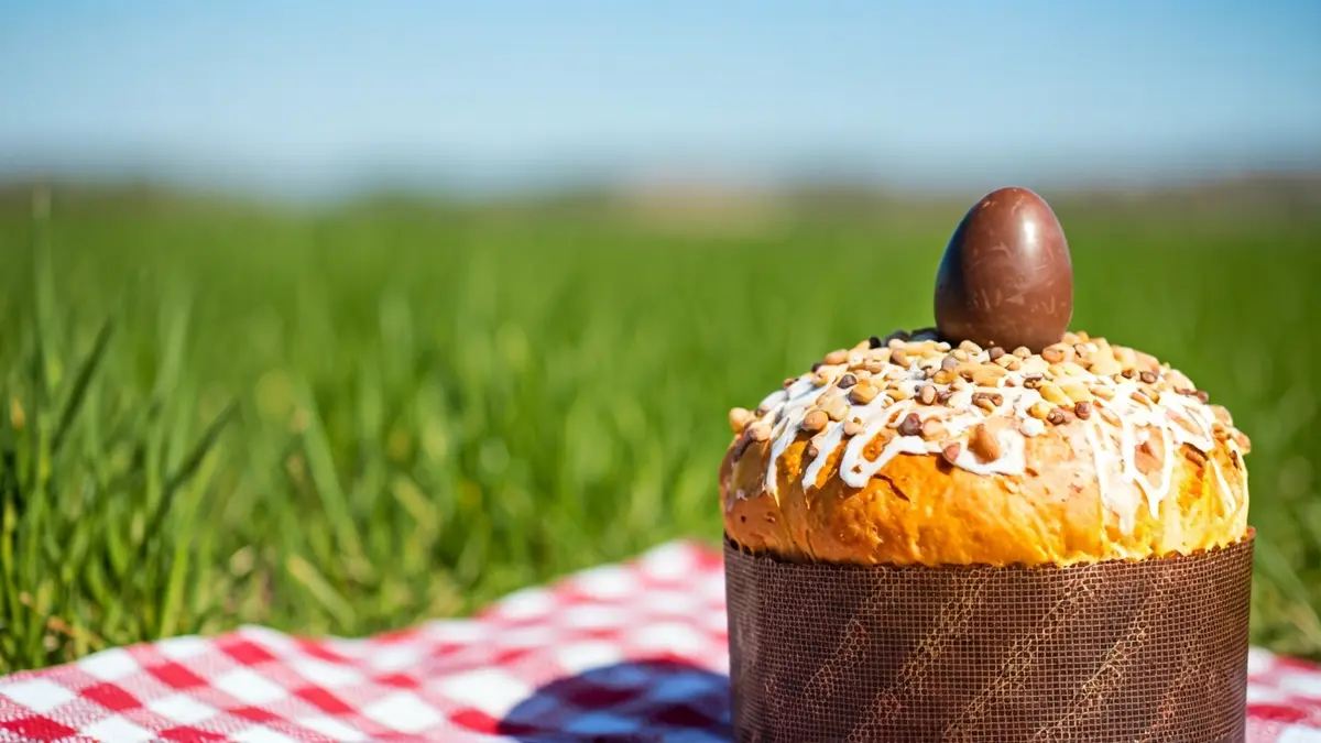 Imatge d'una mona de Pasqua amb un ou de xocolata, en un pícnic a l'aire lliure.
