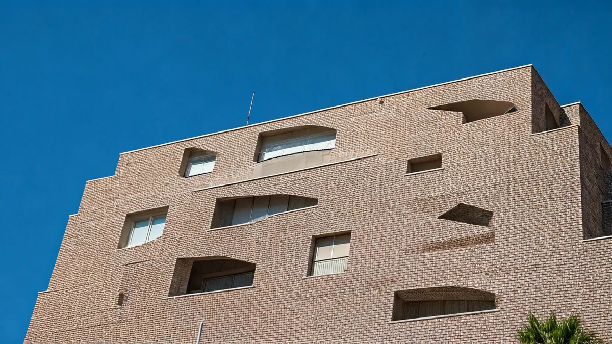 Imagen genérica de un edificio de viviendas públicas moderno en una ciudad mediterránea.