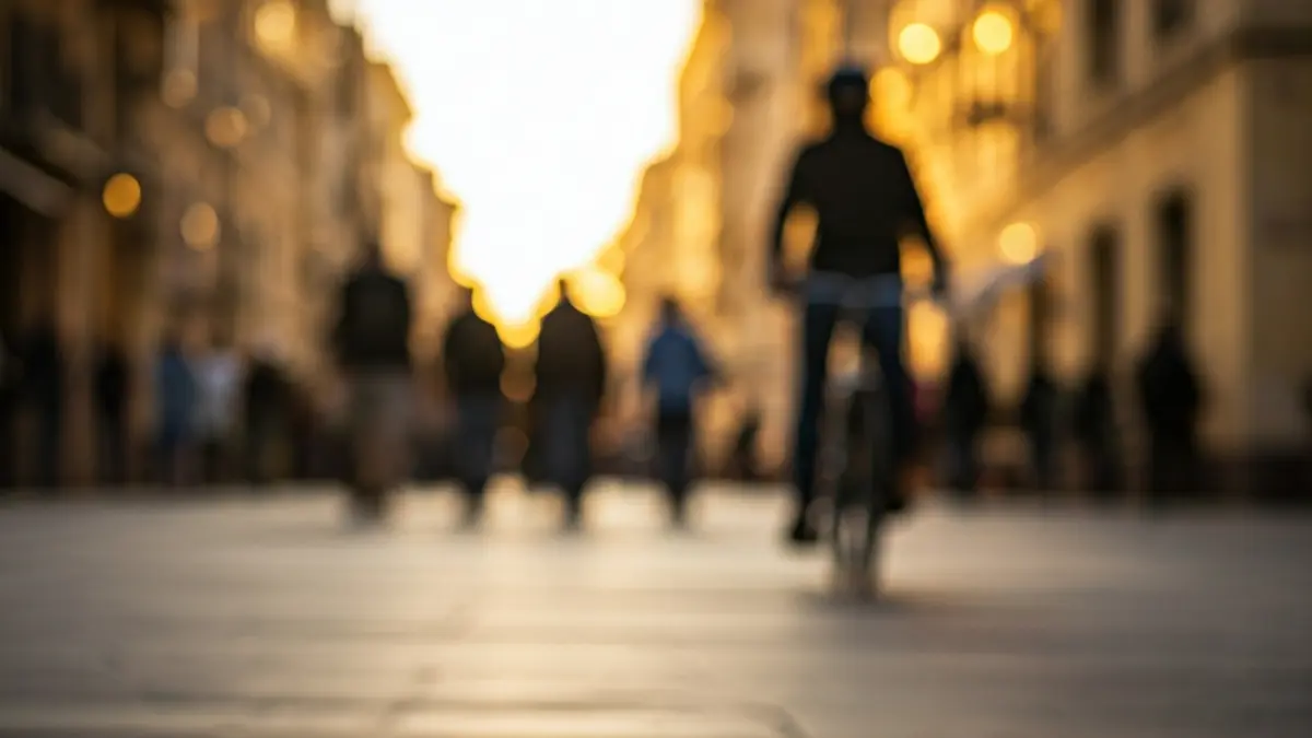 Imatge genèrica d'una roda de bicicleta en un entorn urbà mediterrani.