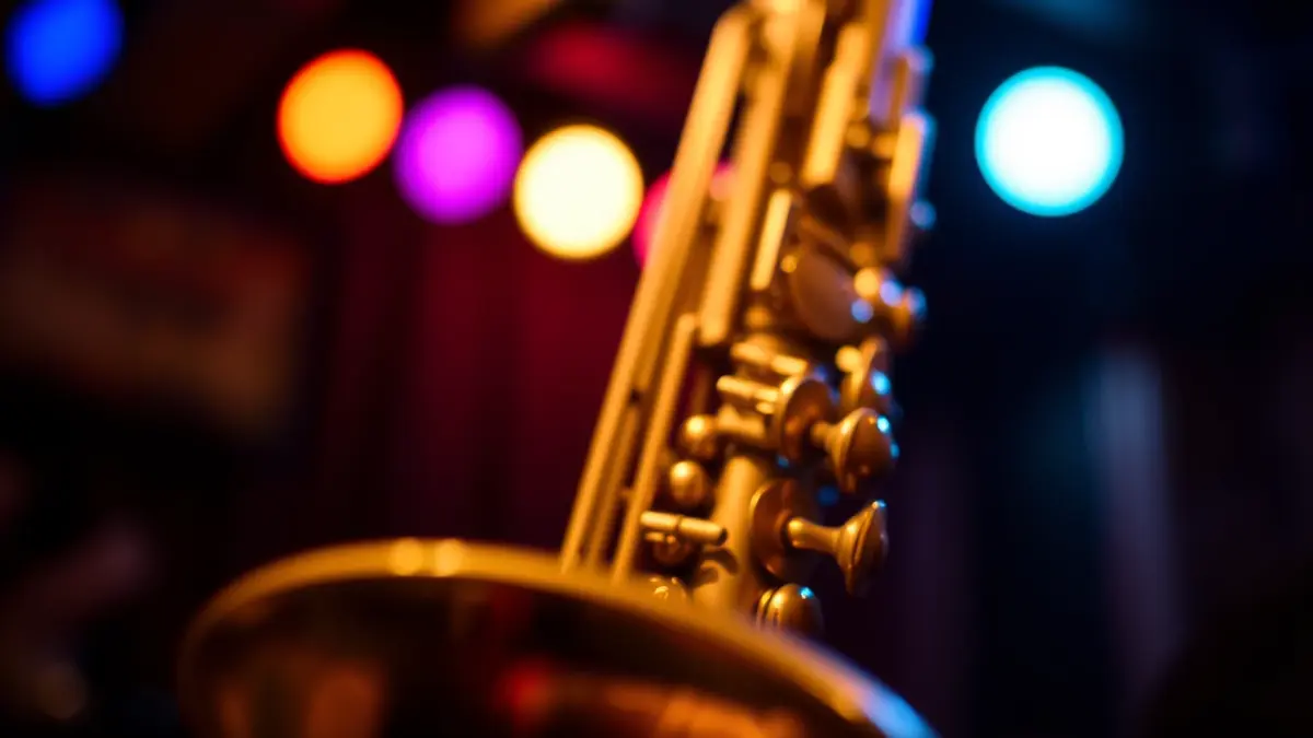 Imatge genèrica d'un saxofon en un escenari de jazz, amb llums càlides i ambient íntim.