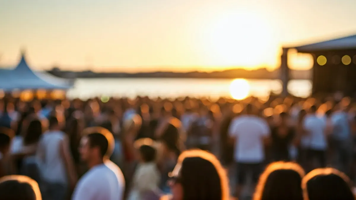 Imatge genèrica d'un festival de música al port amb gent gaudint de l'ambient festiu.