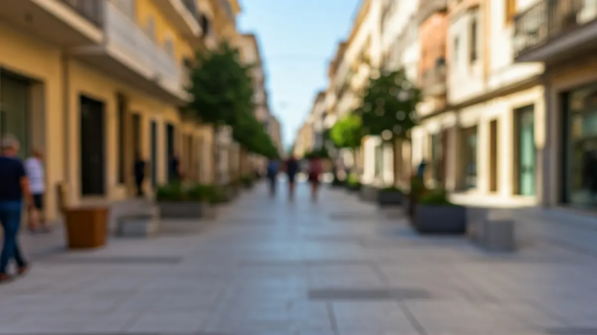 Imagen de una avenida principal renovada en un pueblo mediterráneo.
