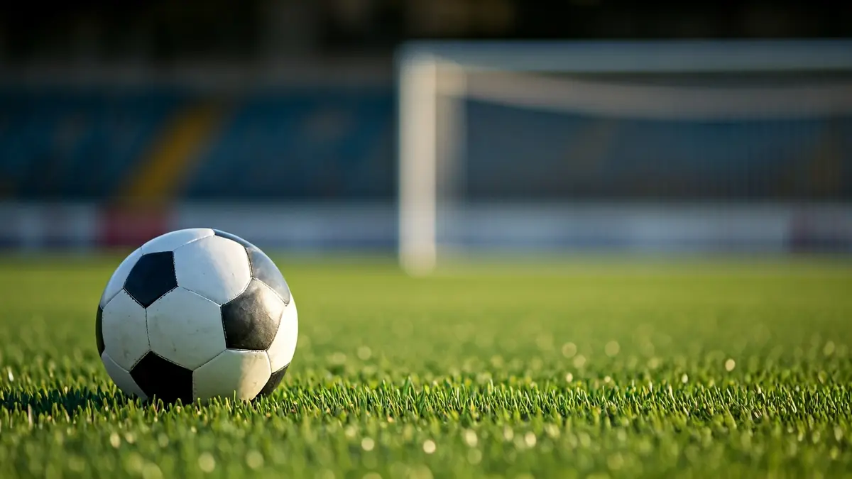 Imagen genérica de un balón de fútbol en el césped de un campo.