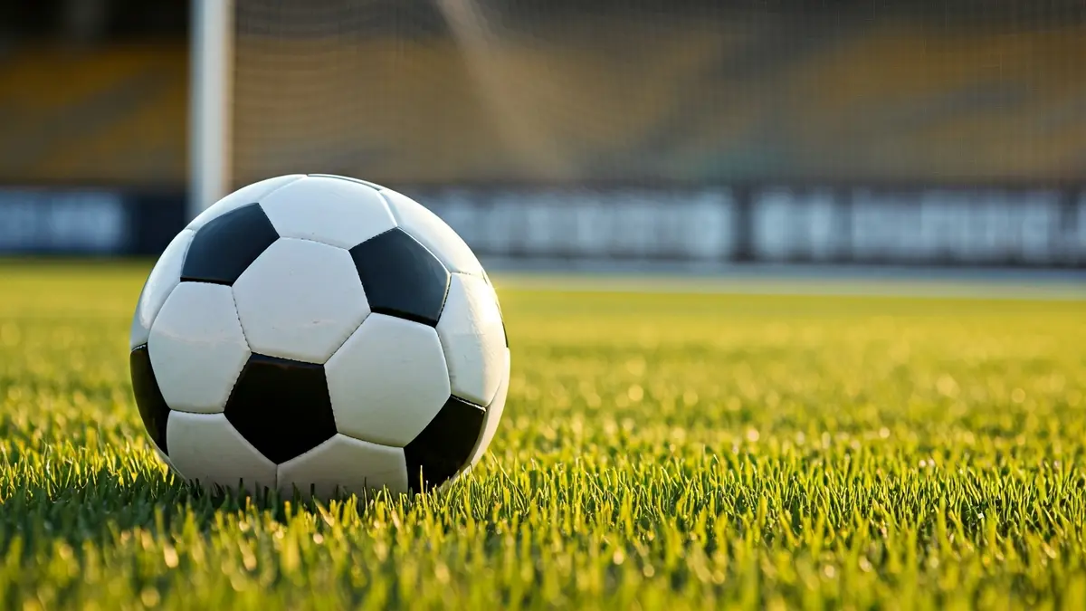 Imagen genérica de un balón de fútbol sobre el césped de un campo.