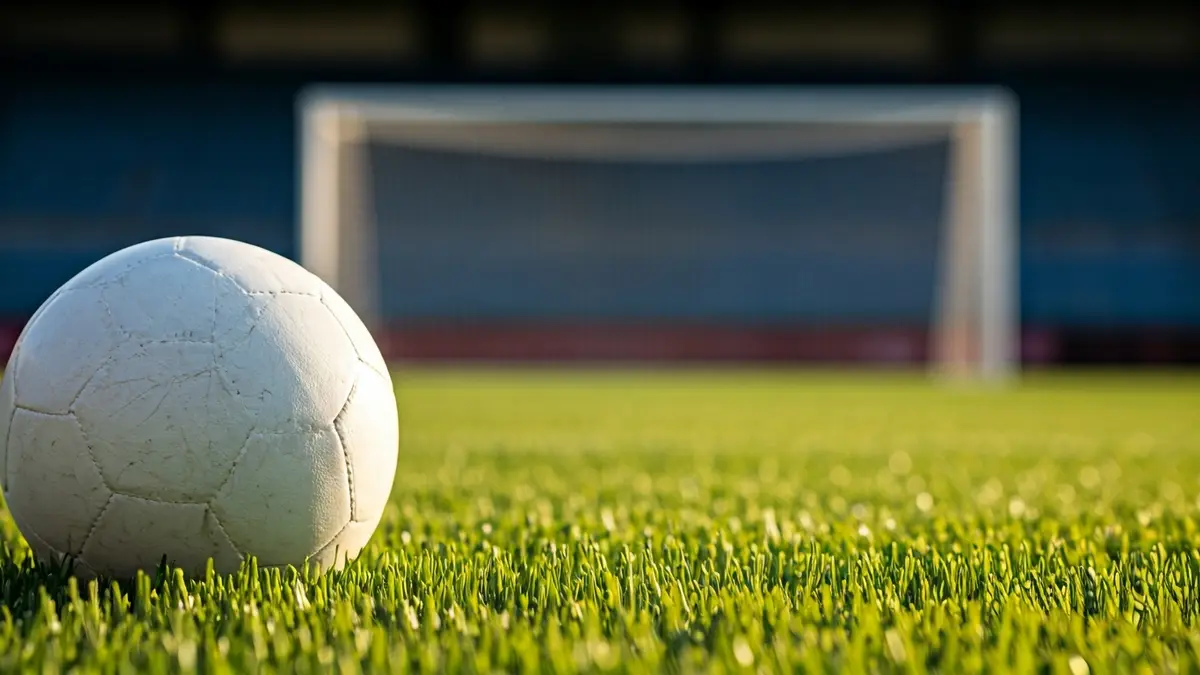 Imagen genérica de un balón de fútbol en el césped de un estadio.