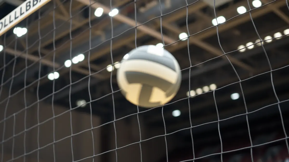 Imagen genérica de una red de voleibol con un balón en el aire.