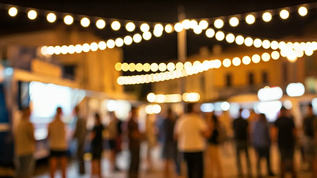 Imatge genèrica d'un mercat de menjar al carrer amb food trucks i gent gaudint de la música.