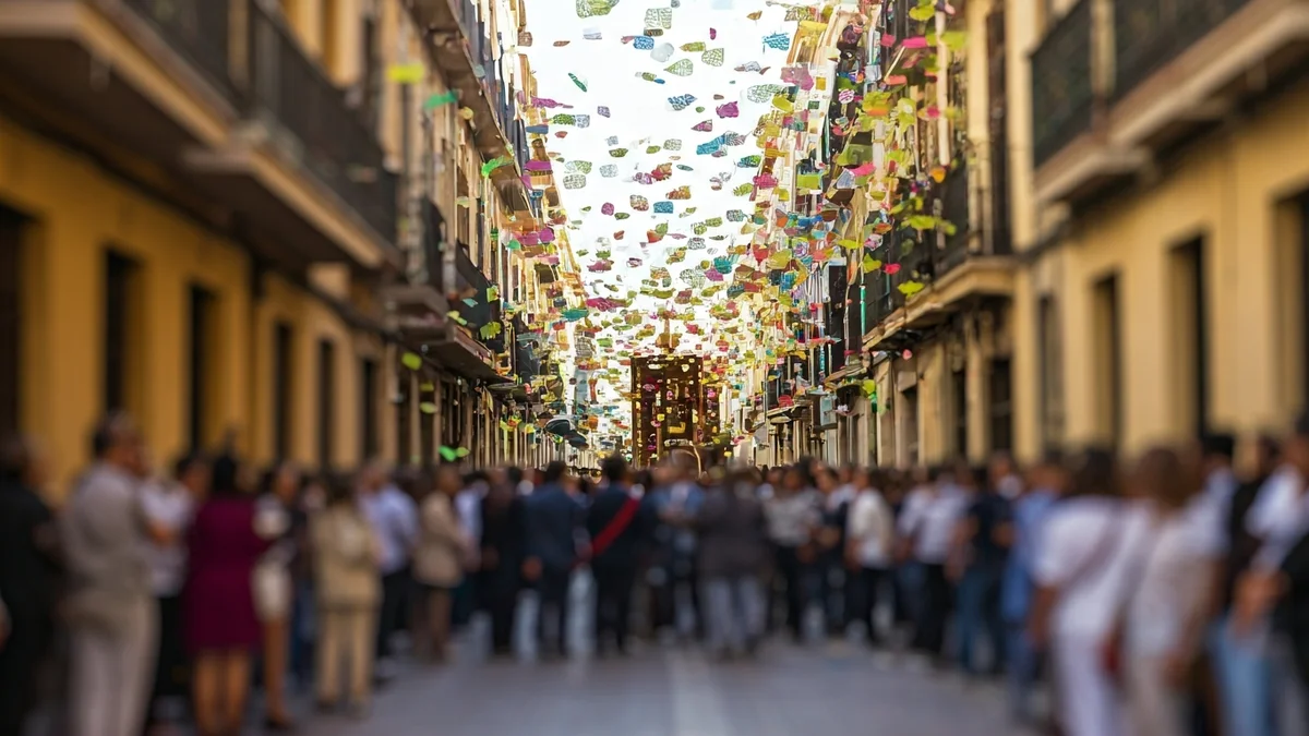 Imatge d'aleluyas de colors caient des de balcons durant una processó a Elx.
