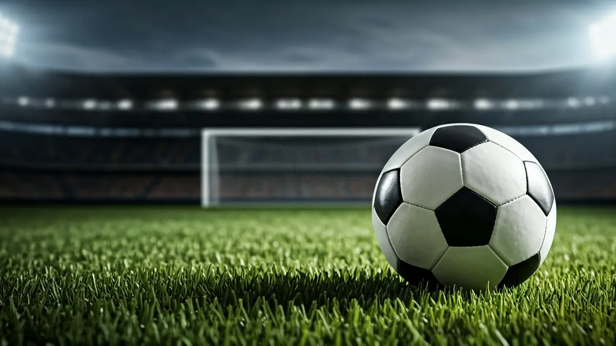 Imagen genérica de un balón de fútbol en el césped de un estadio.