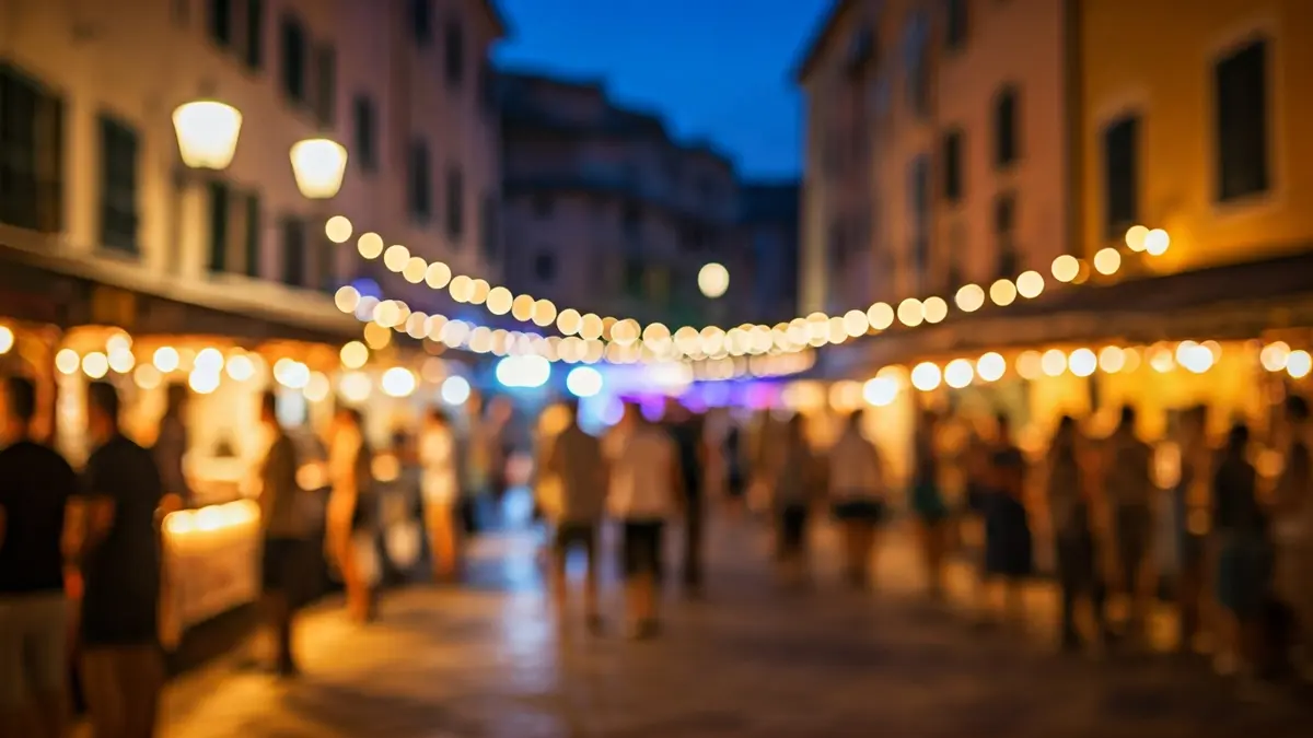 Imatge genèrica d'un festival a l'aire lliure al capvespre, amb gent gaudint de la música i parades de menjar.