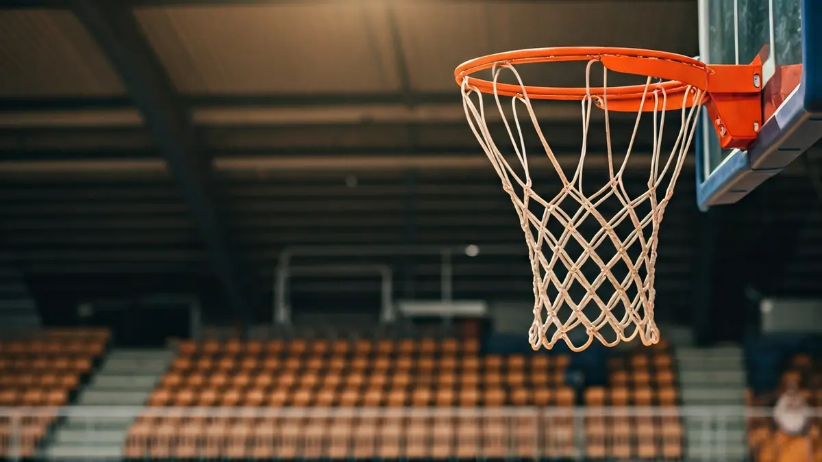 Imatge genèrica d'una canasta de bàsquet en un pavelló, amb l'ambient d'expectació.
