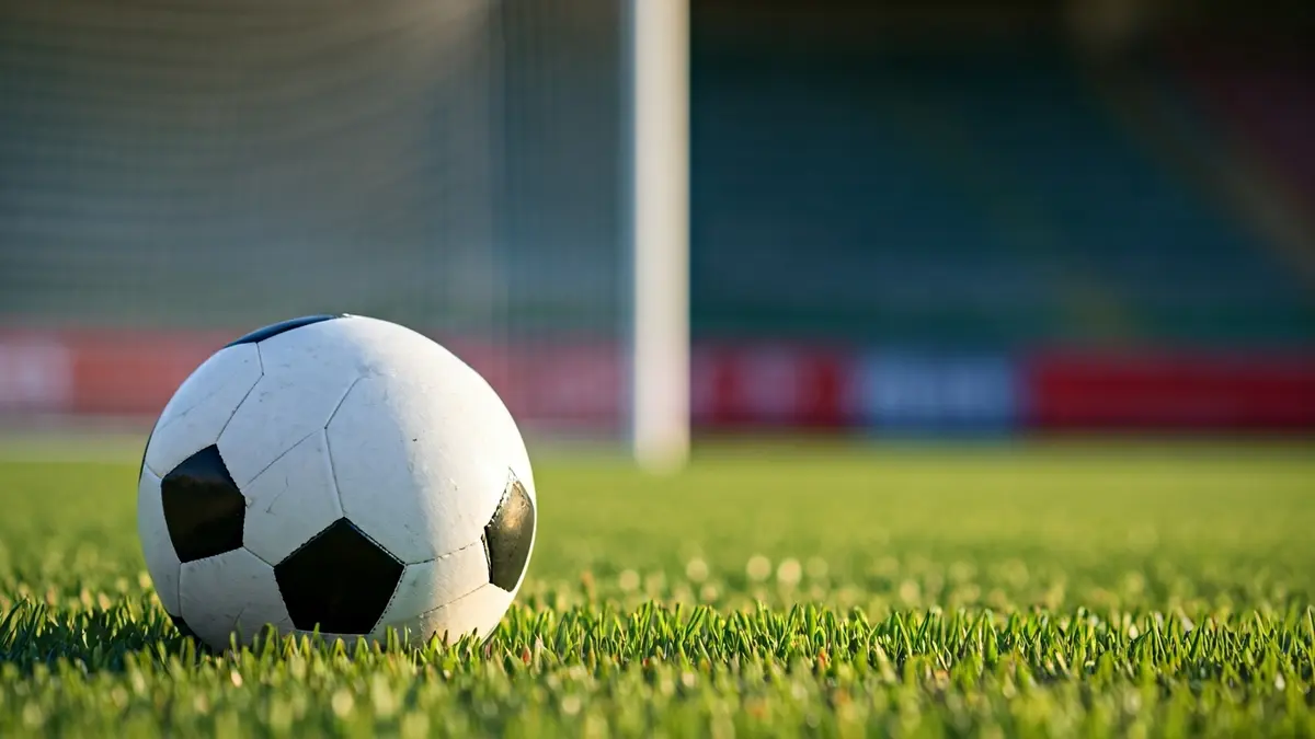 Imagen genérica de un balón de fútbol sobre el césped de un campo.
