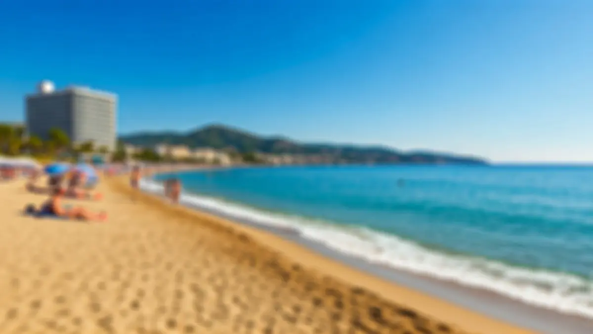 Imatge genèrica d'una platja mediterrània amb hotels al fons.