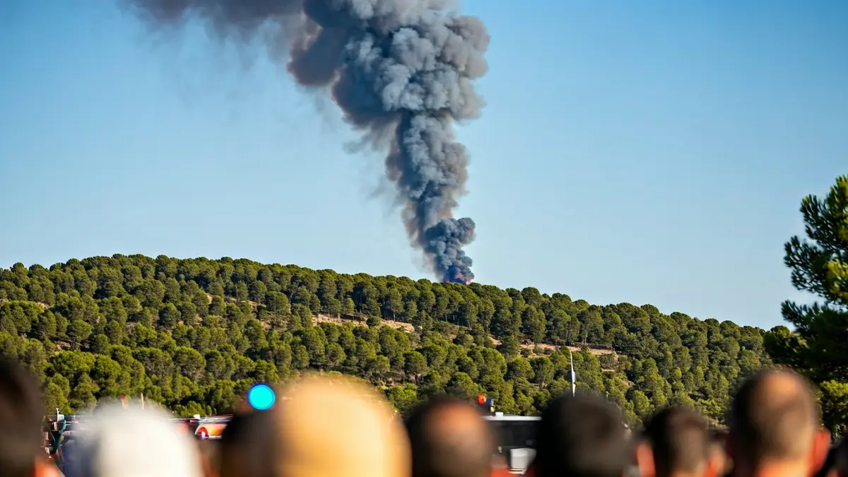 Imagen de un incendio forestal con humo sobre un bosque mediterráneo.