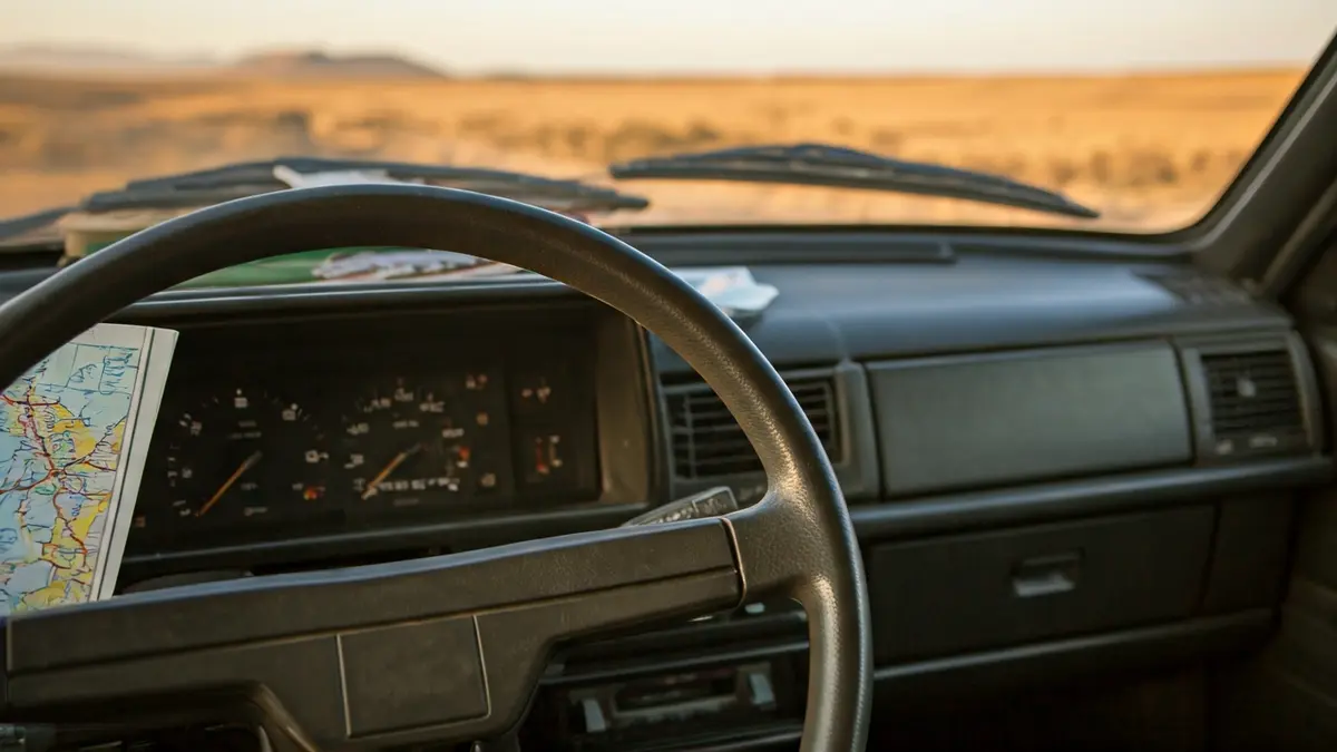 Image of a classic car with school supplies, symbolizing a solidarity trip through the desert.