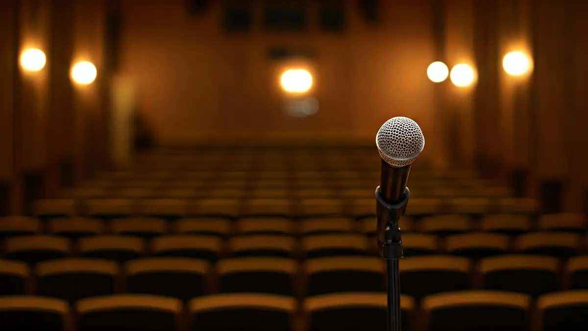 Imatge genèrica d'un micròfon en un faristol en un auditori.