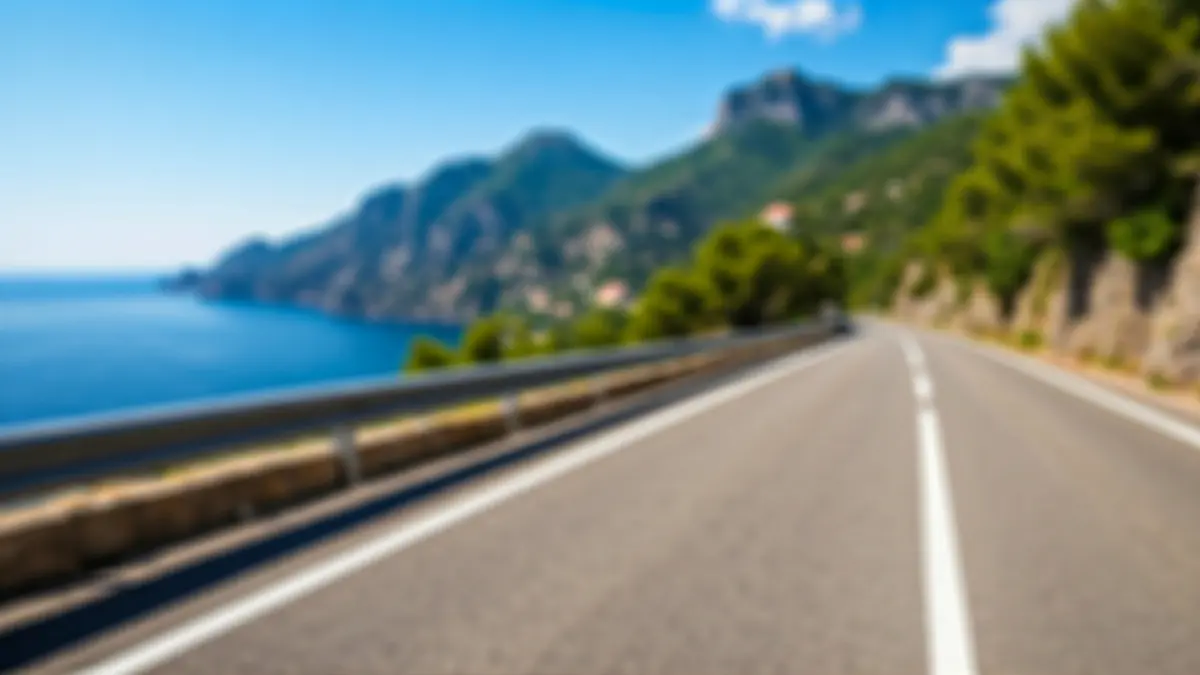 Imatge d'una roda de bicicleta en una carretera escènica de la Comunitat Valenciana.