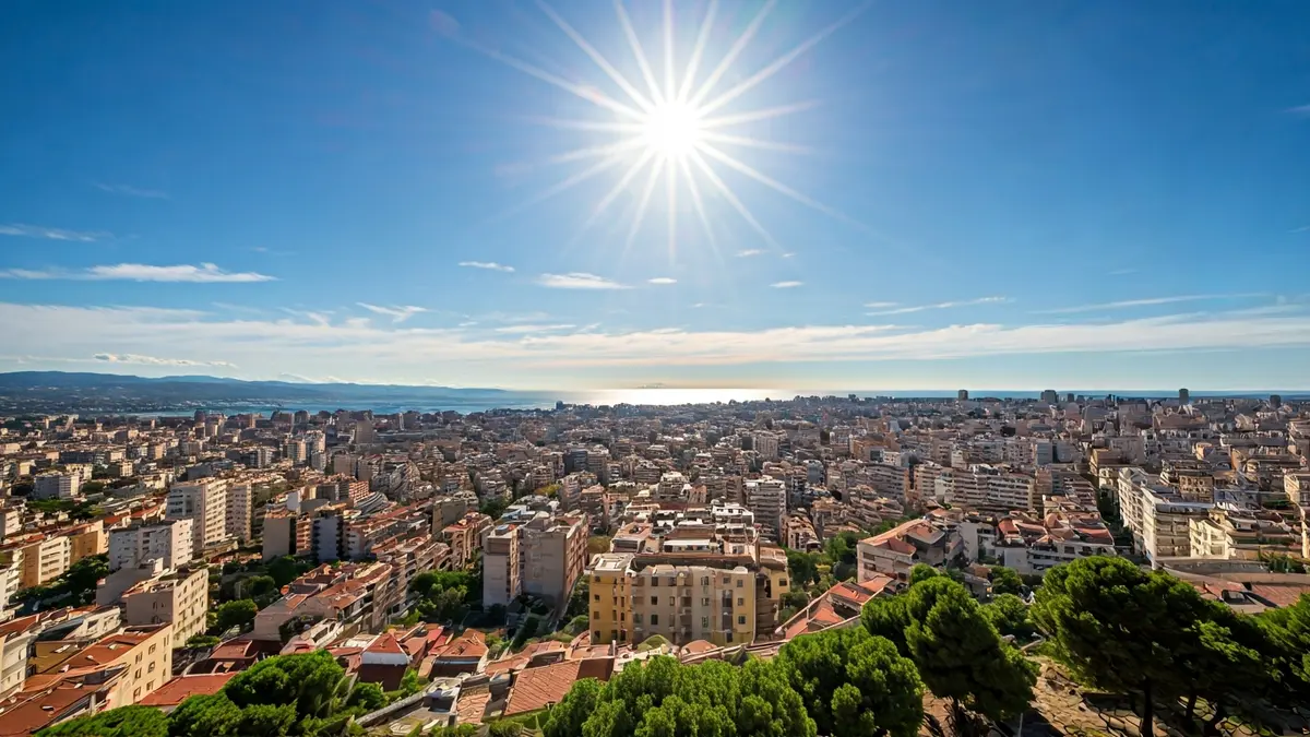Imatge genèrica d'un dia assolellat en una ciutat costanera mediterrània, amb cel clar i algunes nuvolades lleugeres.