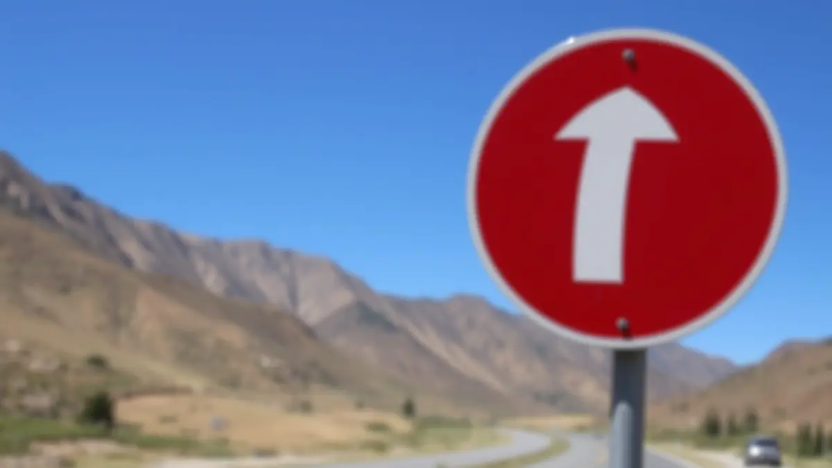 Imagen genérica de una señal de carretera en una zona rural, simbolizando la mejora de infraestructuras viarias.