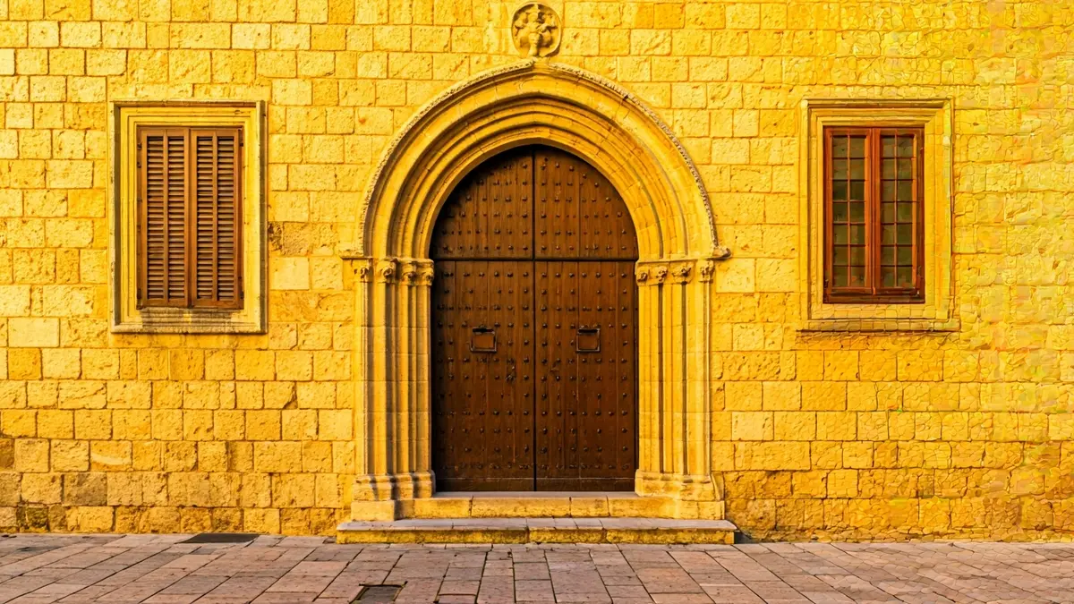Façana restaurada del Palau del Cardenal Ram a Morella, amb elements gòtics i renaixentistes.