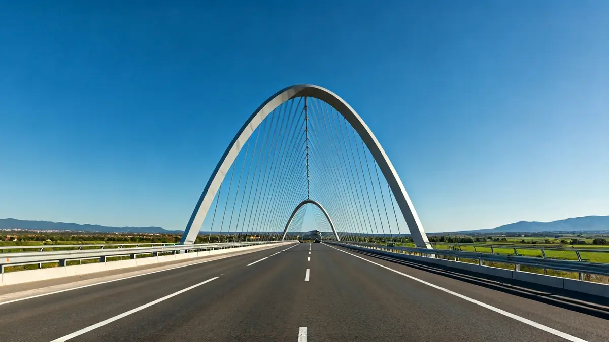 Image of the pedestrian and cycling bridge between Sueca and Fortaleny with its metallic arch.