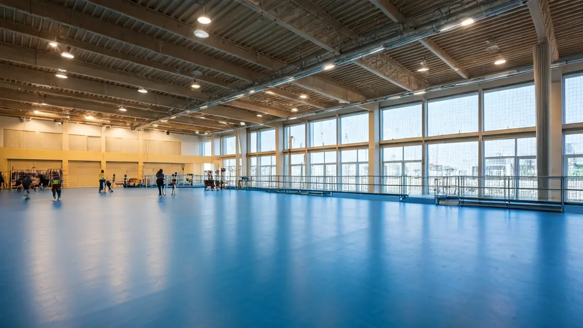 Imatge d'un poliesportiu modernitzat amb rampes d'accés i equipament esportiu.