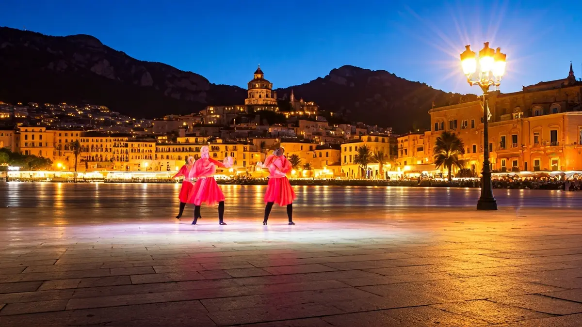 Imatge genèrica d'arts escèniques, amb figures borroses en moviment i llums dinàmiques.