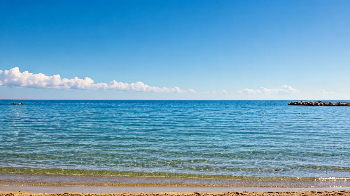 Imatge genèrica d'una platja mediterrània amb cel clar, simbolitzant el bon temps de Pasqua.